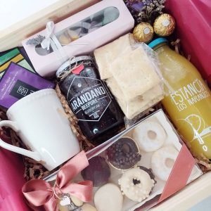 Caja de regalo seleccionada con taza de cerámica de colores y organizador  de té - Juego de pausa para el té